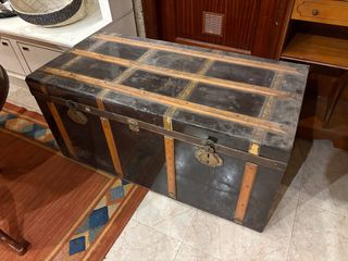 Baúl antiguo madera y metal