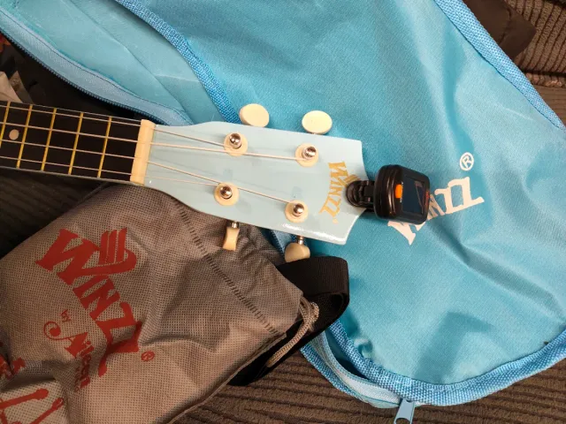 Ukelele azul con funda y bolsa
