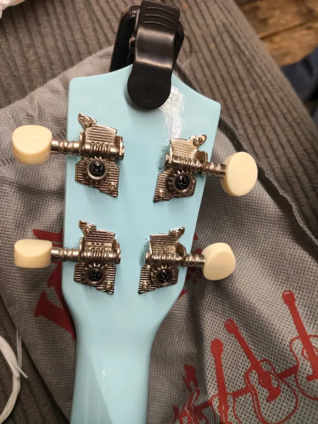 Ukelele azul con funda y bolsa