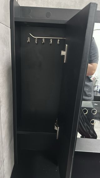 Tocador negro con espejo y luces