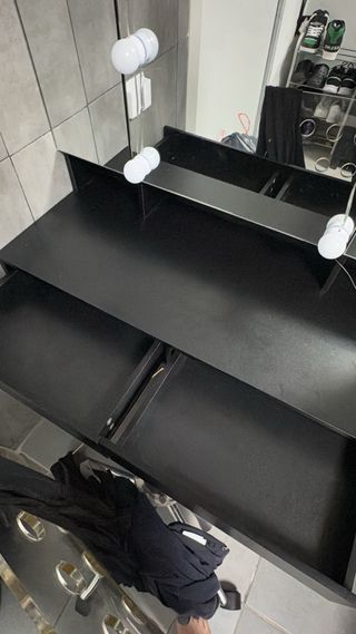 Tocador negro con espejo y luces