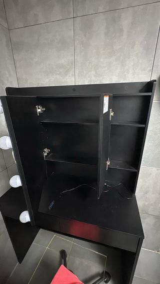 Tocador negro con espejo y luces