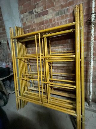 Andamio metálico amarillo