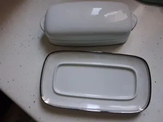 Plato y mantequillera de porcelana