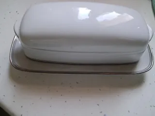 Plato y mantequillera de porcelana