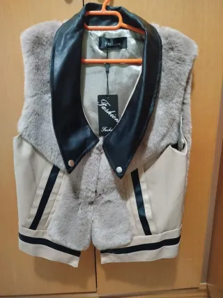 Chaleco Beige y Gris con Cuello de Piel Sintética
