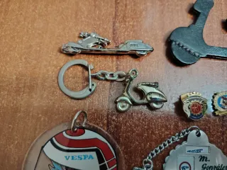 Set di portachiavi e distintivi Vespa