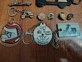 Set di portachiavi e distintivi Vespa