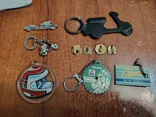 Set di portachiavi e distintivi Vespa