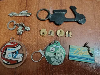 Set di portachiavi e distintivi Vespa