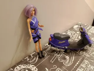 Barbie con scooter viola