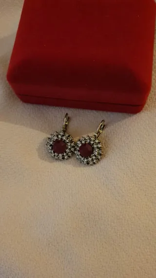 Pendientes chapados en oro con piedra roja