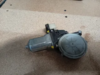 Motor elevalunas trasero izquierdo.