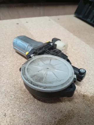 Motor elevalunas trasero izquierdo.