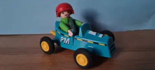 Niño con coche de carreras de Playmobil