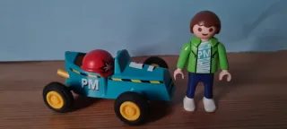 Niño con coche de carreras de Playmobil