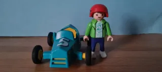 Niño con coche de carreras de Playmobil