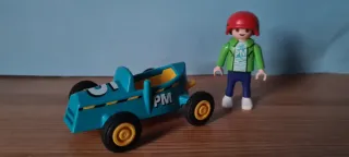 Niño con coche de carreras de Playmobil