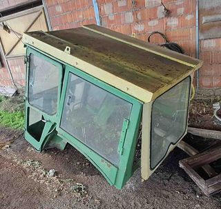 Cabina John Deere 3135.