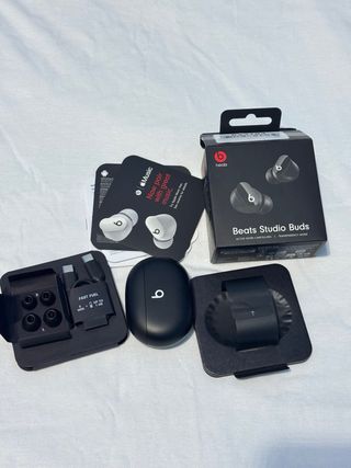 Beats Studio Buds como nuevos