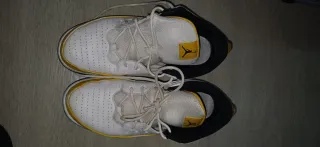 Zapatos Jordan Blancos y Amarillos