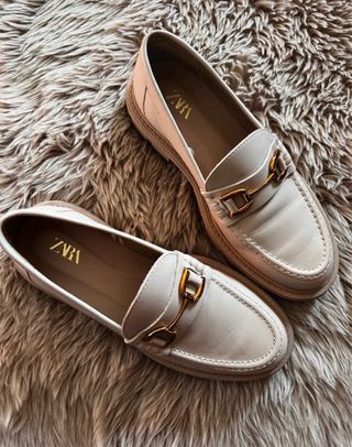 Mocasines Zara Piel Beige con Detalle Dorado