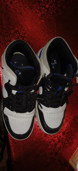 Zapatillas deportivas blancas y negras