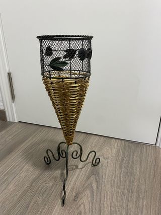 Jarrón de metal y mimbre
