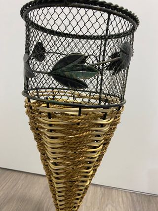 Jarrón de metal y mimbre