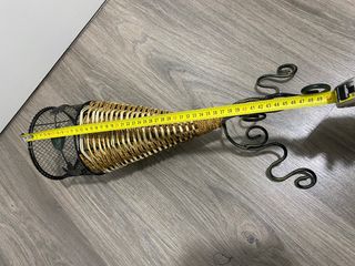 Jarrón de metal y mimbre