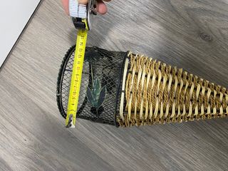 Jarrón de metal y mimbre