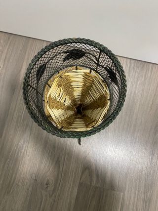 Jarrón de metal y mimbre