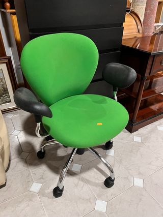 Silla ergonómica verde y negra