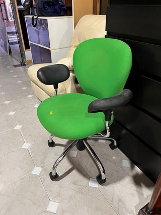 Silla ergonómica verde y negra