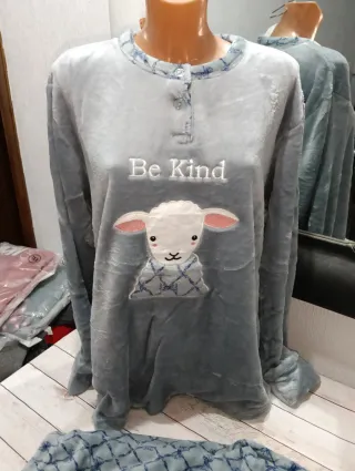Pijama de peluche con oveja Be Kind