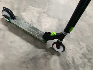 Patinete infantil plegable con luces en las ruedas