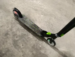 Patinete infantil plegable con luces en las ruedas