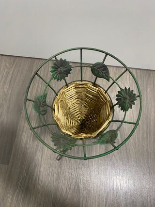 Jarrón de metal y mimbre