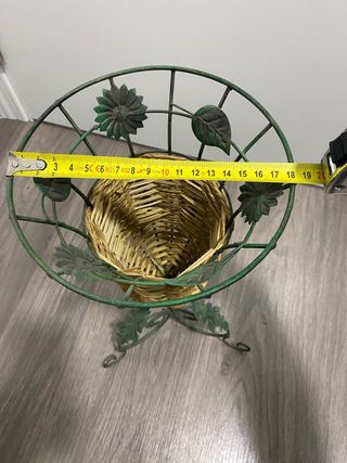 Jarrón de metal y mimbre