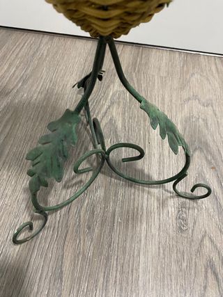 Jarrón de metal y mimbre