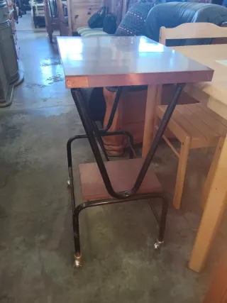 Mueble TV vintage con ruedas