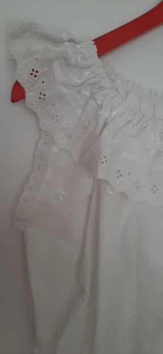 Blusa blanca bordada con volantes
