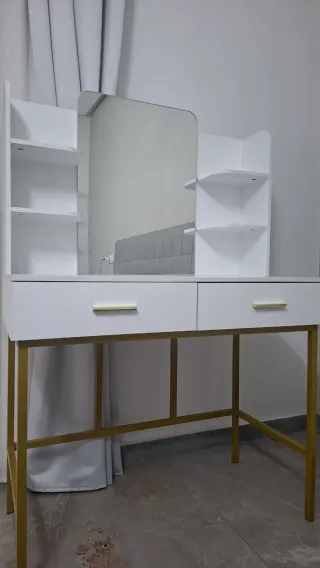 Tavolo da trucco bianco con specchio