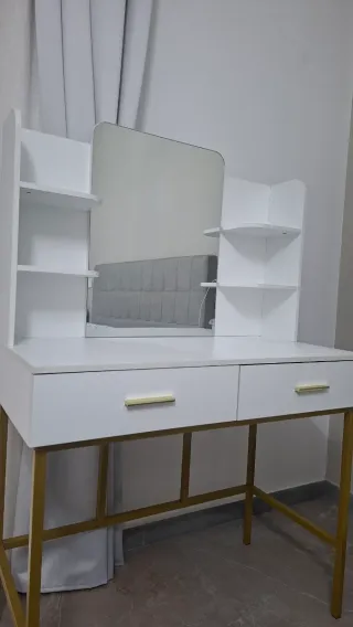 Tavolo da trucco bianco con specchio