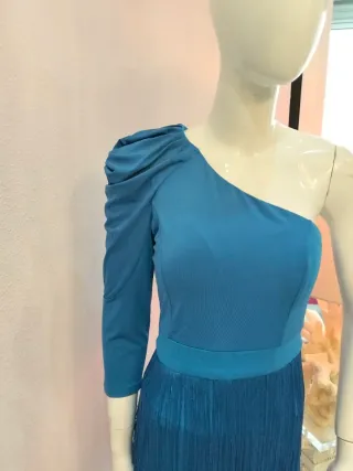 Vestido azul asimétrico con flecos