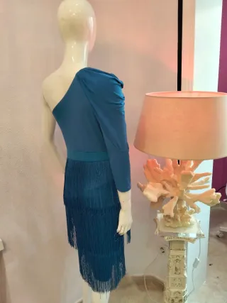 Vestido azul asimétrico con flecos