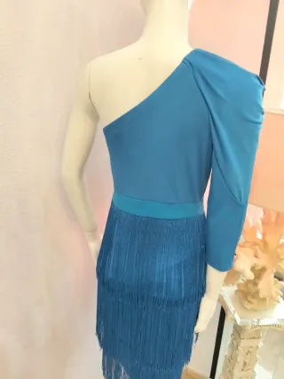 Vestido azul asimétrico con flecos