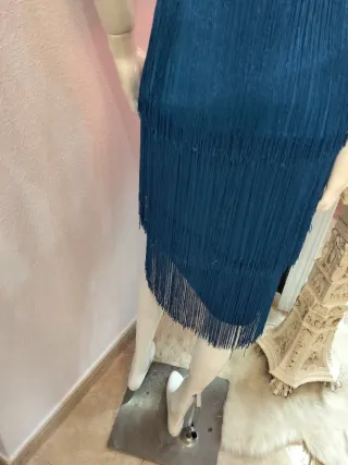 Vestido azul asimétrico con flecos