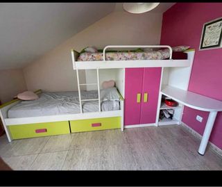 Escritorio blanco con estantería