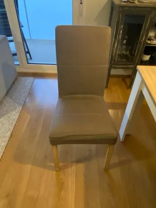 Mesa y 4 sillas que me estorban